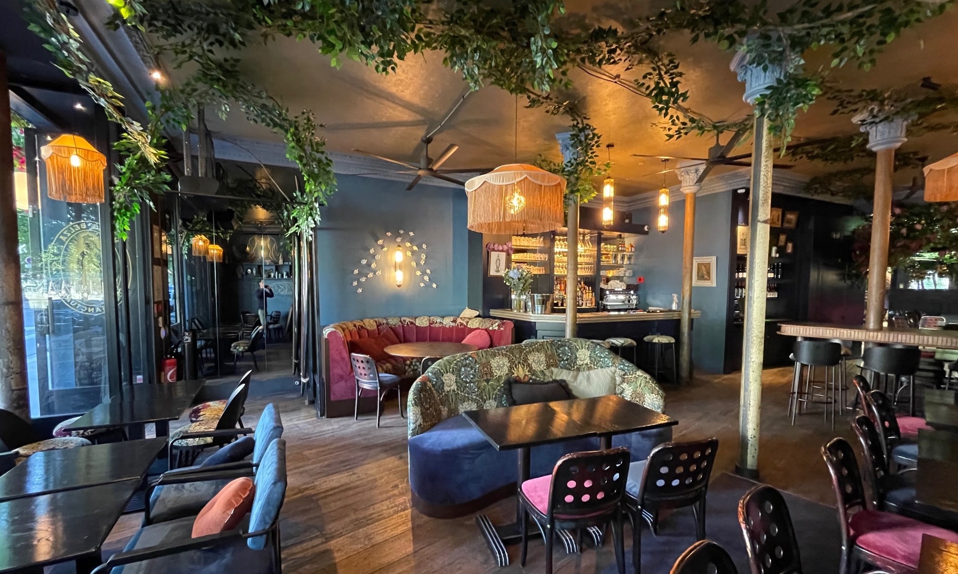 Intérieur élégant de bar avec décoration végétale